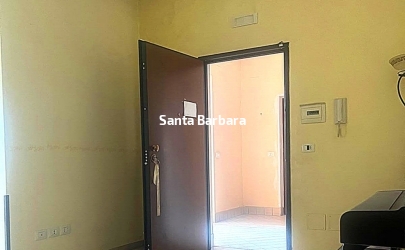 Casoria, Trilocale con doppi servizi e balcone